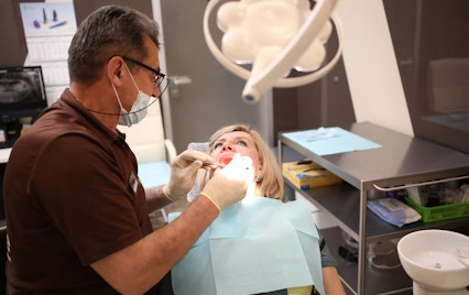 Имплантация зубов людям после 60 лет